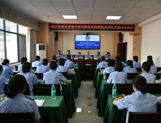 当青春穿上藏蓝，她们在蜕变