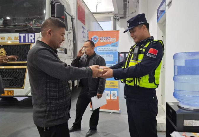 边关温情暖人心 警民携手护通途——新疆出入境边防检查总站巴克图出入境边防检查站贴心服务获旅客点赞