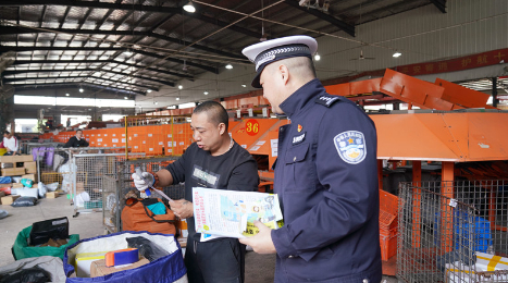 湖南省常德市公安局交通警察支队直属二大队进企业送安全，拧紧出行平安阀