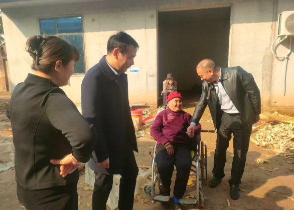 慰问百岁老人 传递敬老温情——河南省商丘市虞城县木兰镇开展重阳节走访活动