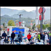 流动宣传车点亮“放学路”，陕西汉阴交警护航平安“走新更走心”
