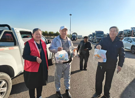 新疆霍尔果斯市司法局工业园区街道司法所：货车司机送温暖，把爱带回家