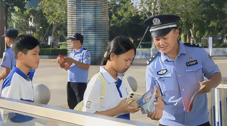 海南东方公安“反诈集市”走进高铁站 守护群众“钱袋子”