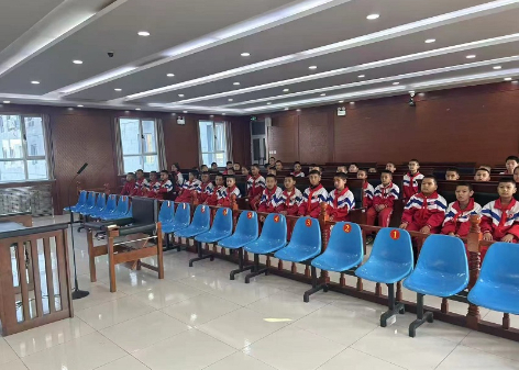 小法庭变身大课堂——新疆霍城县江阴小学50余名小学生走进霍城县人民法院“零距离”听审
