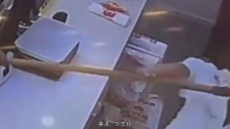 江西老人持锄袭店员 警方调查