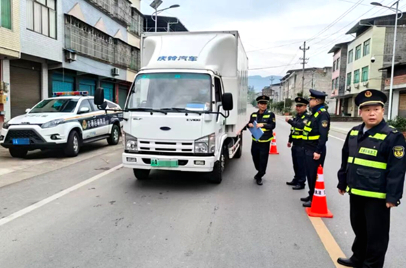 四川省开江县与重庆市毗邻地区开展跨区域交通运输联合执法