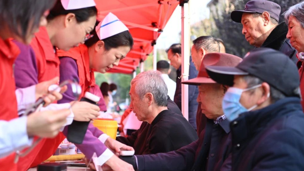 河南商丘永城市公安局联合市中心医院共同举办“警心牵重阳·义诊送安康”主题义诊活动