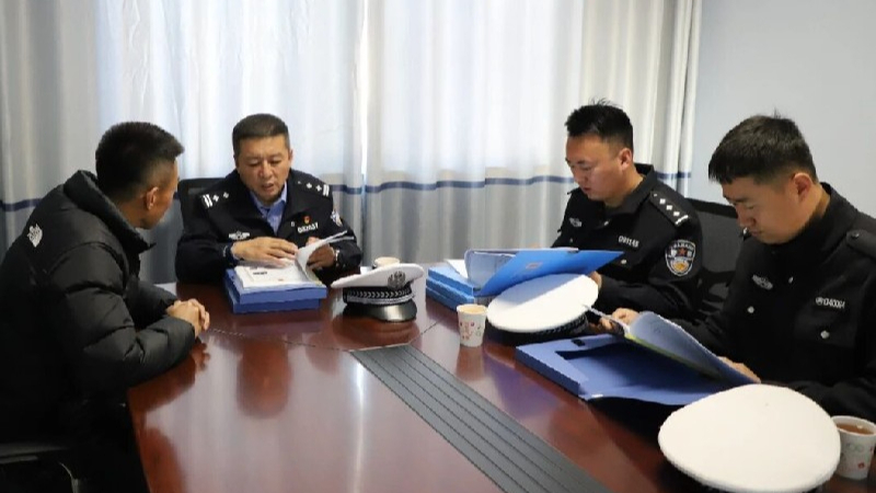 内蒙古察右中旗交管大队大队长石荣一行深入辖区危化品运输企业开展专项安全检查