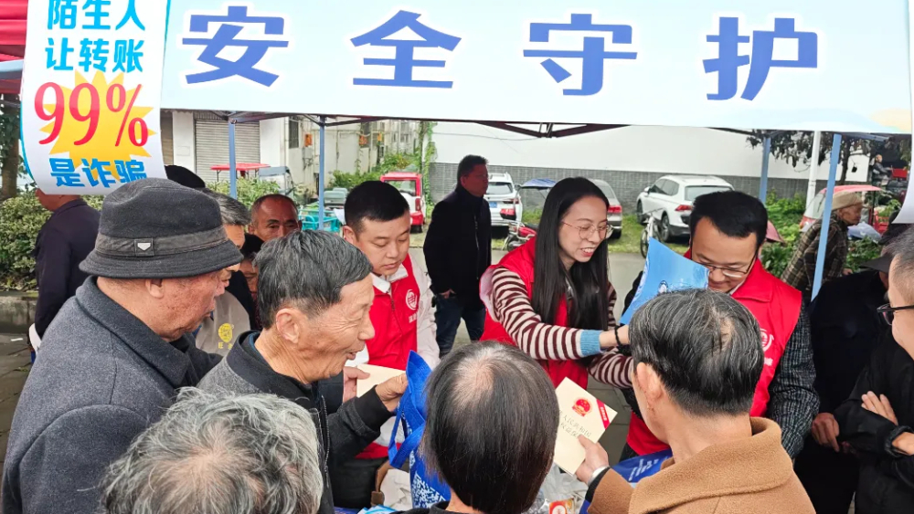 “爱满金秋 法治惠民”——邛崃市司法局开展重阳敬老普法活动