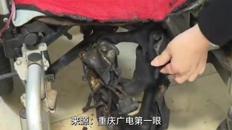 重庆高三男生赤脚火海救老人