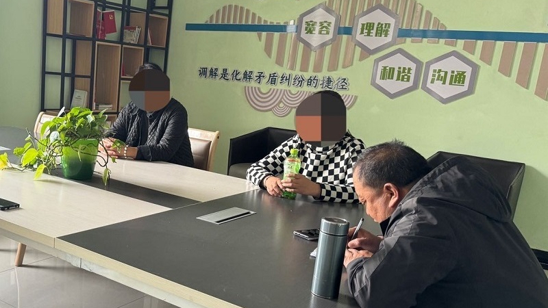 新疆福海县喀拉玛盖镇综治中心：瓜籽纠纷速化解 秋收护农保民生