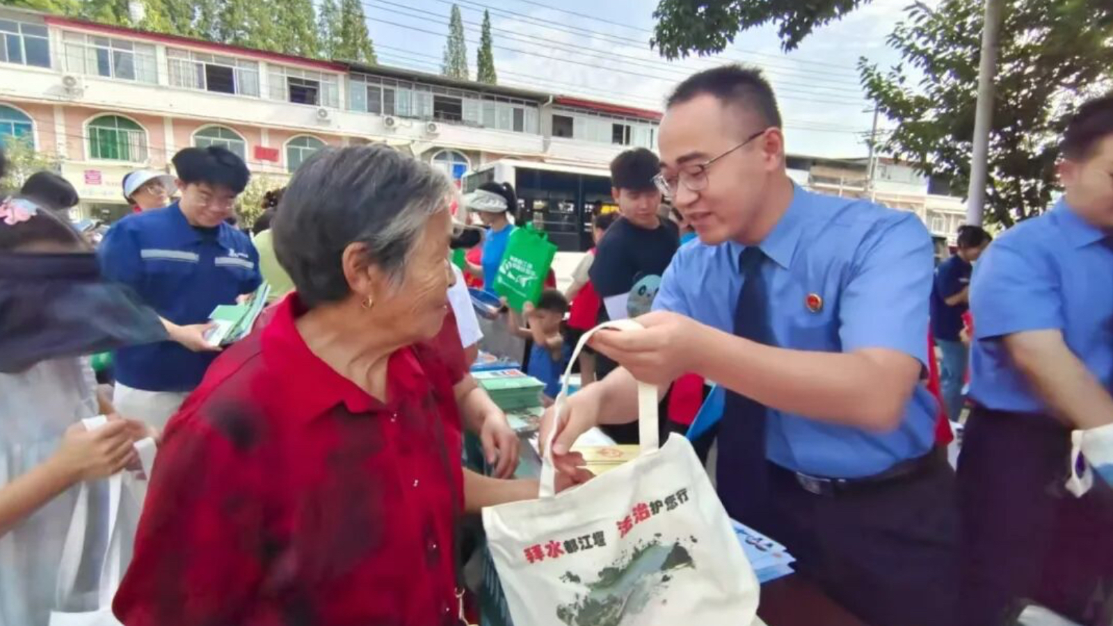 张传利：初代公益诉讼检察人，八年蹚出一条公益守护路