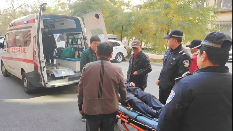 男子突发疾病 新疆乌鲁木齐市公安局高新区（新市区）分局民警徒手抬送