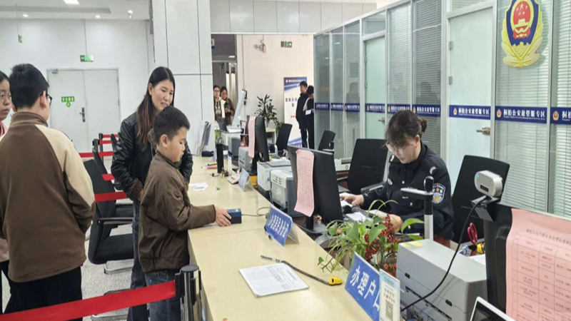 河南省南阳市桐柏县公安局：周末再启“办证专场” 为民服务“永不打烊”