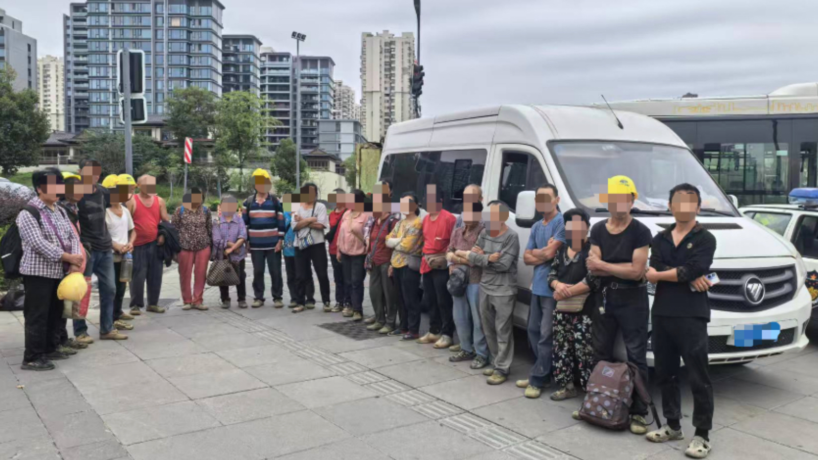 成都：9座面包车竟塞24人，司机涉嫌危险驾驶被刑拘