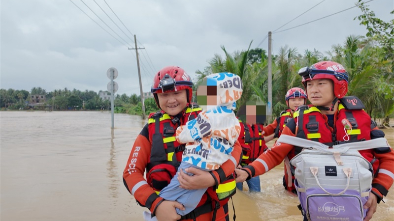强降雨致险情，海口龙华消防徒步涉水营救突发高烧幼儿