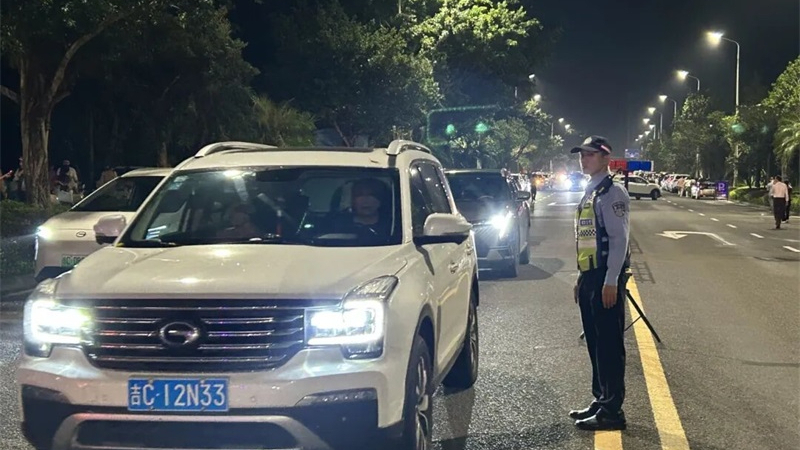 海南琼海交警圆满完成芭蕾舞剧《红色娘子军》演出活动交通安保工作