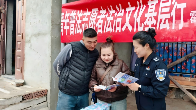 新疆霍城县司法局三宫司法所：法治宣传进巴扎，深秋送法暖民心