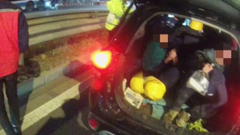 核载5人实载9人，一SUV“塞人”上路被罚