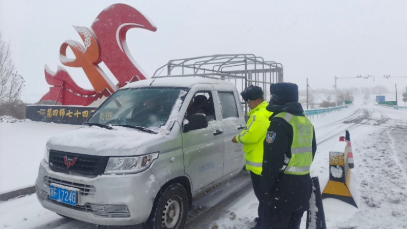 风雪守路护民行！新疆生产建设兵团第四师昭苏垦区公安局战冰雪保畅通
