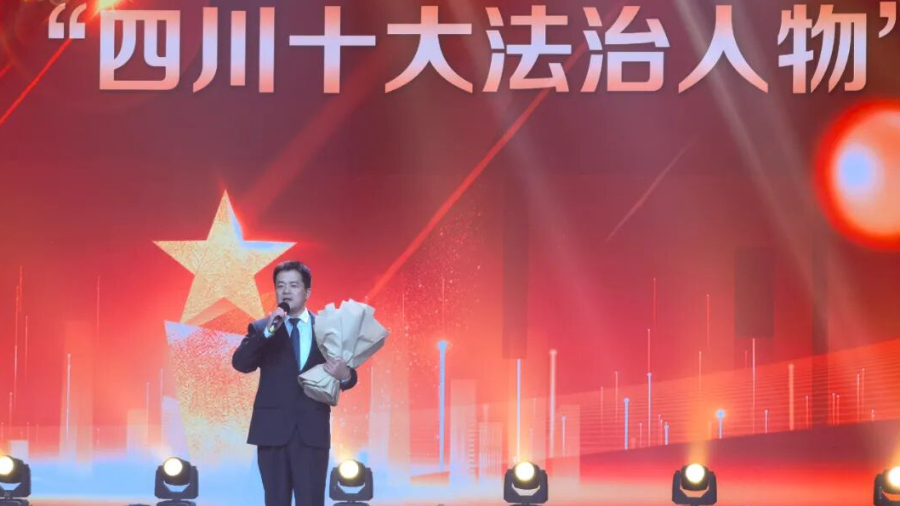 他的工作阵地永远在群众家门口