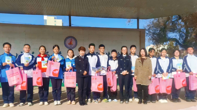 新疆沙湾市司法局联合妇联开展“学法懂法护成长”为主题的普法宣传活动