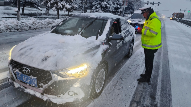 雪线铸忠诚 警徽护民安！新疆生产建设兵团第四师昭苏垦区公安交警顶风冒雪筑牢冬季出行安全防线