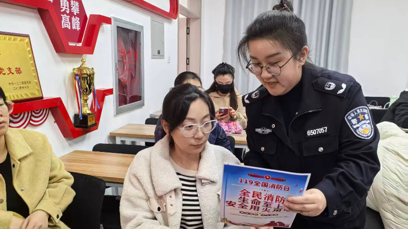 新疆生产建设兵团第七师胡杨河市一二三团：暖冬编织“安全结” 联动普法让消防知识“织”进童年