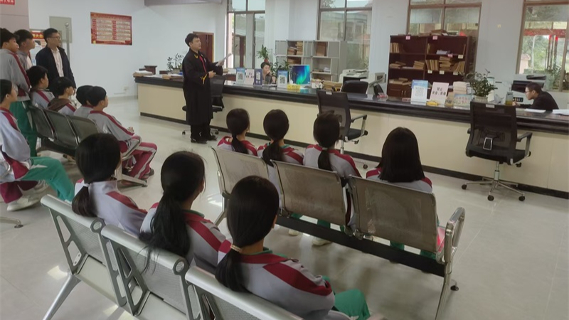 乌烈镇峨港学校师生走进海南昌江法院青少年法治教育实践基地