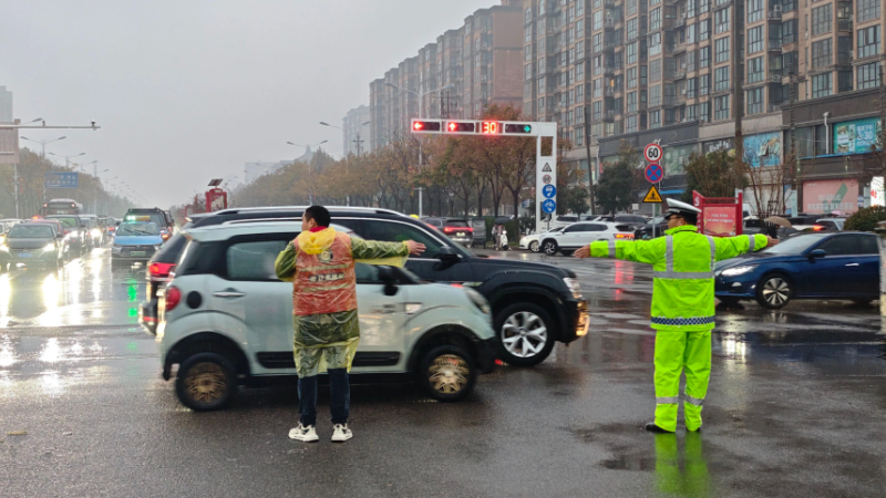 河南省商丘市虞城县：交警+义警联合执勤，守护平安出行路