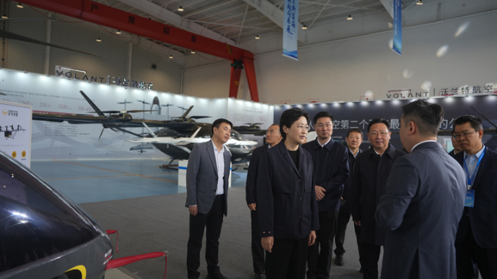2025四川低空经济产业链生态大会在自贡举行 施小琳为四川省低空经济产业研究院授牌
