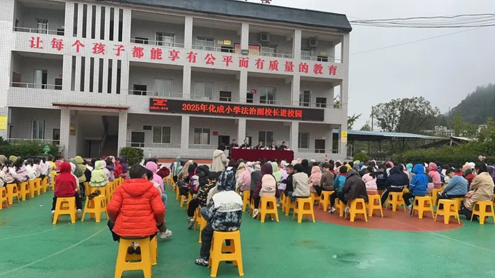 护学岗+普法课+严检查，全方位“硬核”守护，撑起校园“安全伞”