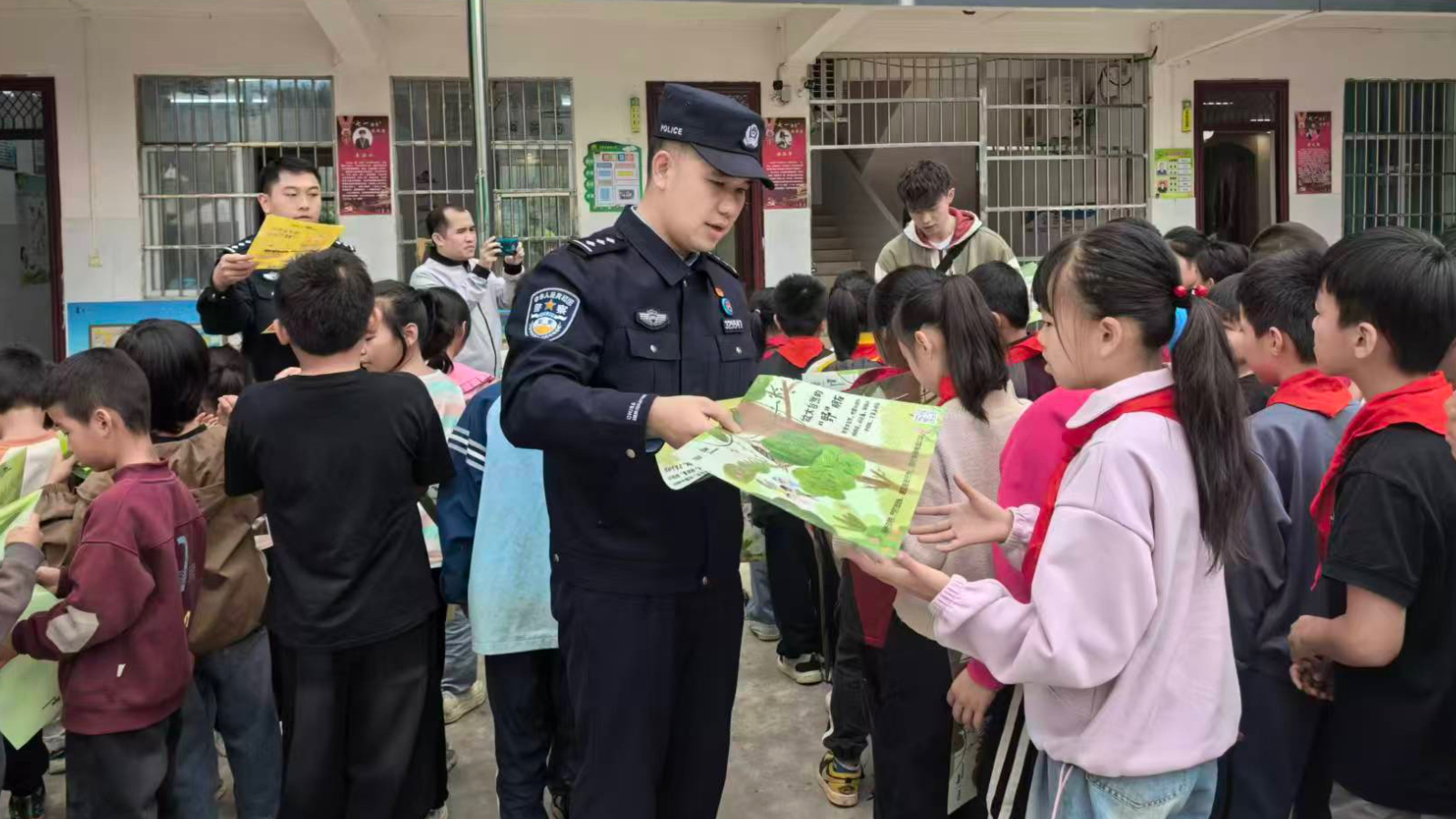 广西凭祥：跨部门协作进校园 奏响边境普法“安全曲”