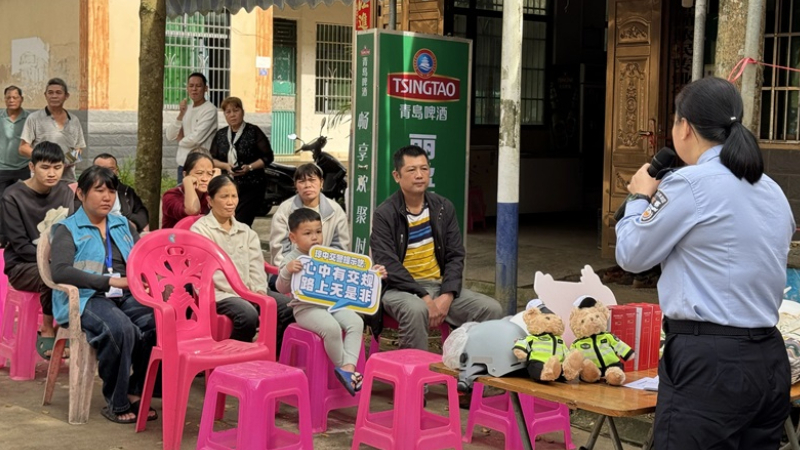 海南琼中交警“美丽乡村行”走进公路沿线乡村，让交通安全知识“驻”心间