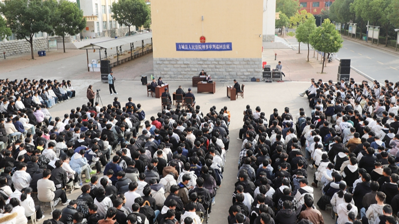 河南省南阳市方城县法院：书香萦绕法徽旁 一场教学楼畔的庭审