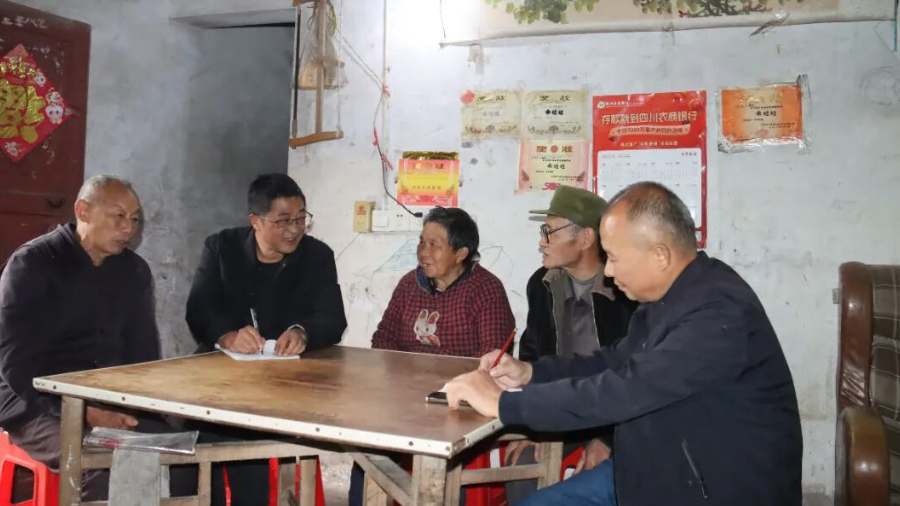 广安市公安局驻村干部谢宇：脚下沾泥土 心中装民情