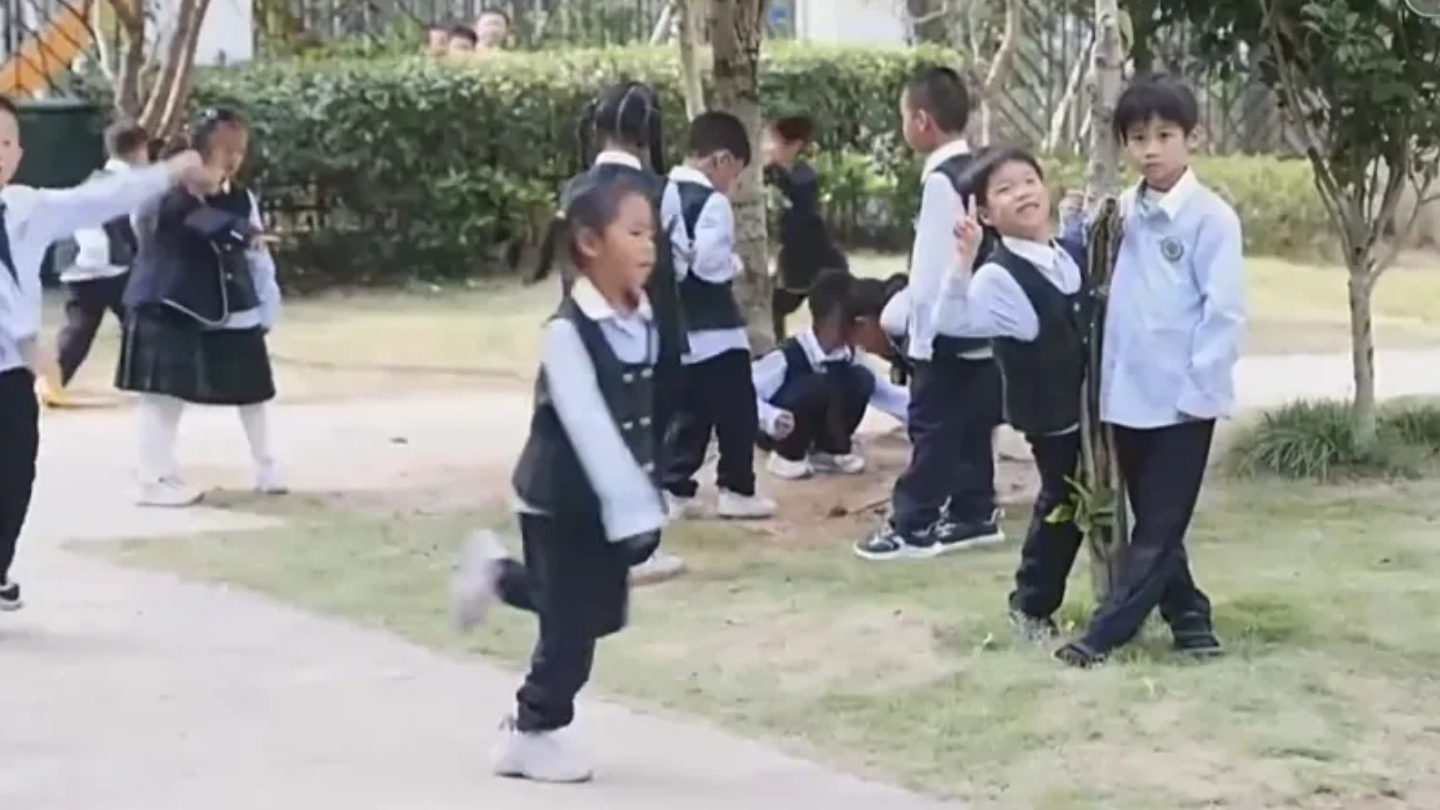 多地推行中小学春秋假，“孩子放假、家长不休”怎么办？