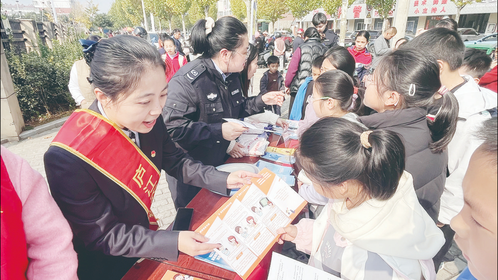 安徽合肥市：反诈宣传“搬”到校门口