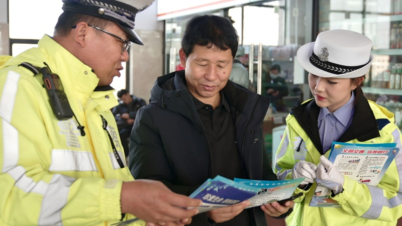 新疆乌苏市委政法委牵头多部门开展《新疆维吾尔自治区铁路安全条例》宣传活动
