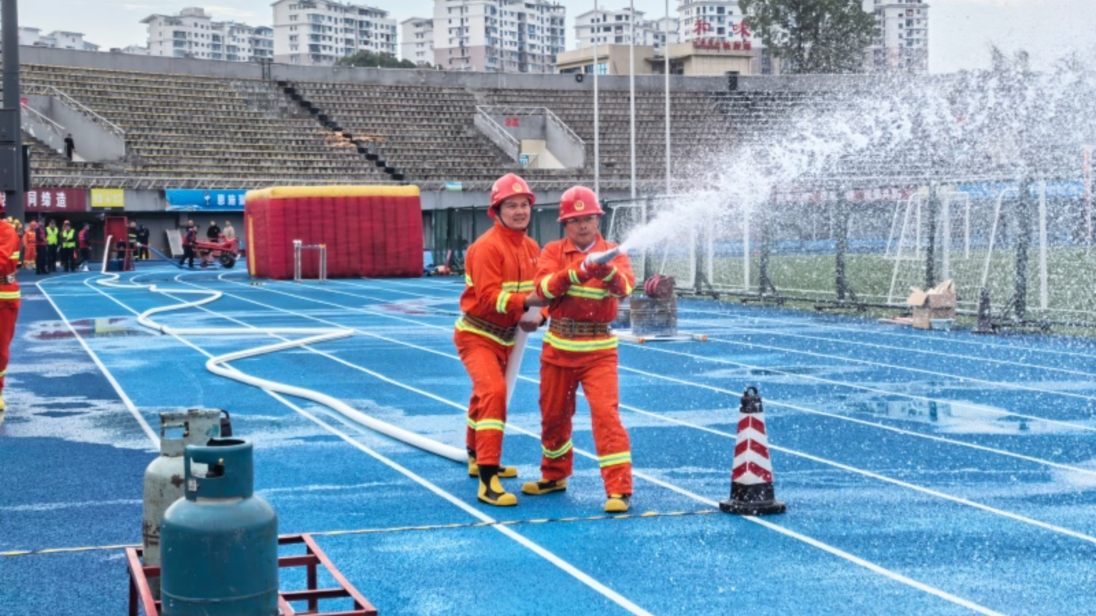 湖北恩施市：75支基层消防队伍同台竞技灭火救援