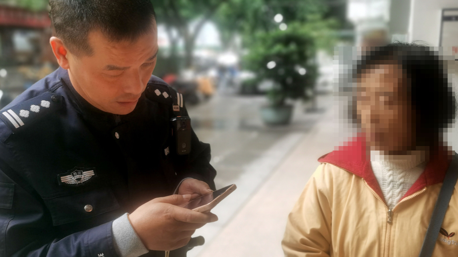 成都民警巡逻“多问一句”，百万存款从诈骗陷阱中“抢”回