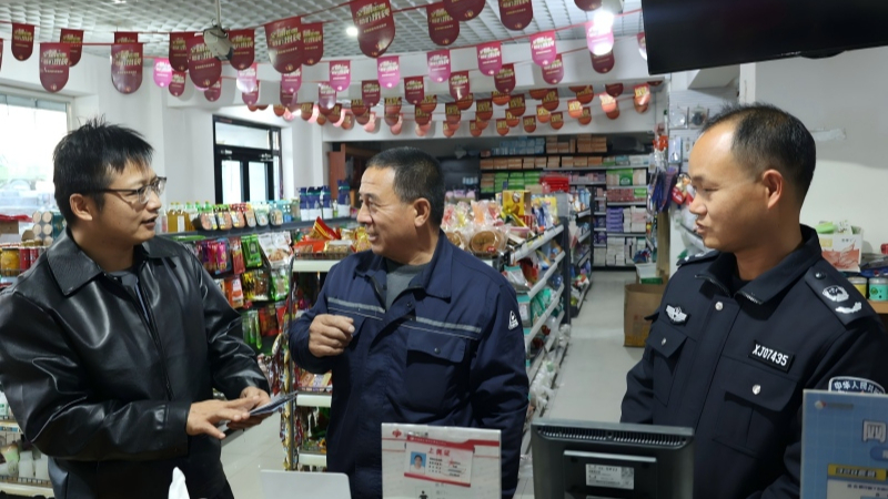 新疆沙湾市司法局四道河子司法所组织开展“法治宣传进商铺”活动