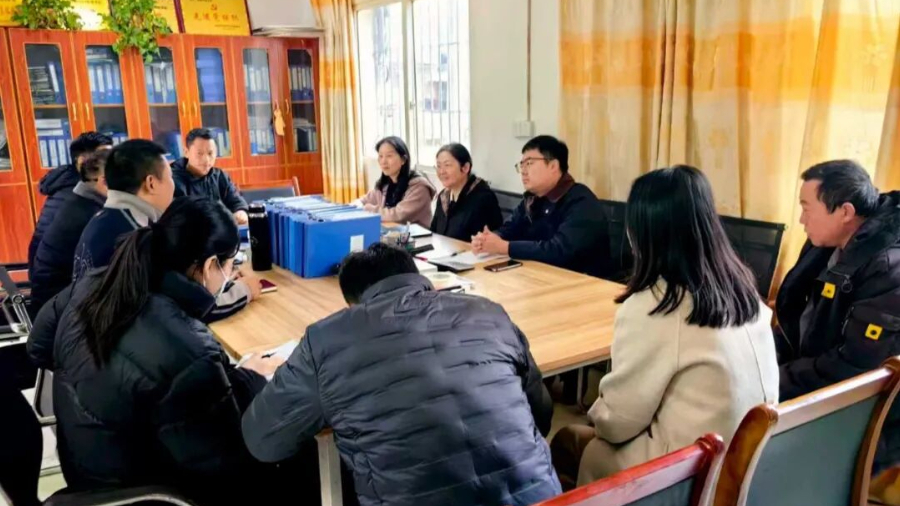 遂宁市人民检察院党组书记、检察长王燕深入安居区西眉镇高坡村调研驻村帮扶工作