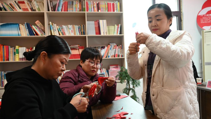 商丘市虞城县总工会举办“纸上生花” 贾艳梅非遗剪纸公益课堂