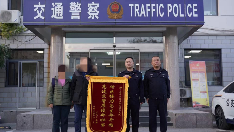突发脑溢血患者急需送医，北京两区交警开辟“生命通道”