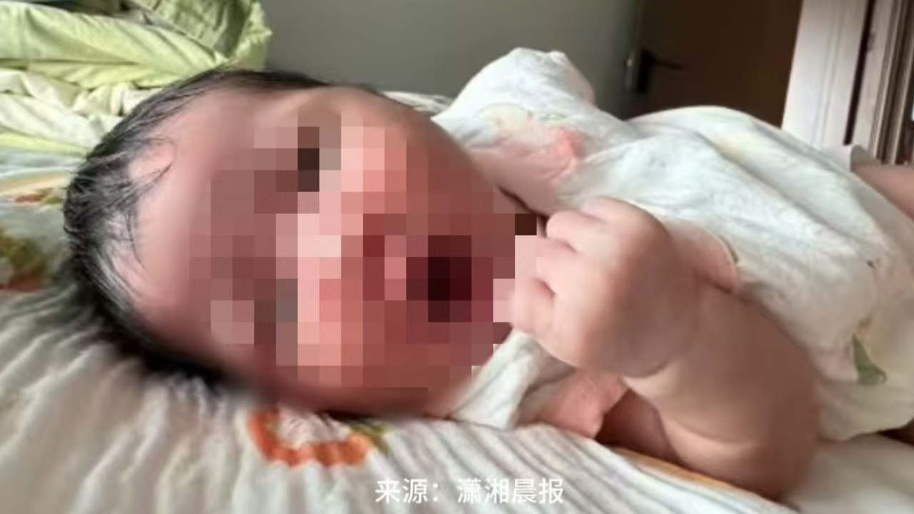 杭州一父亲称1万8雇月嫂 女儿被喂奶呛死