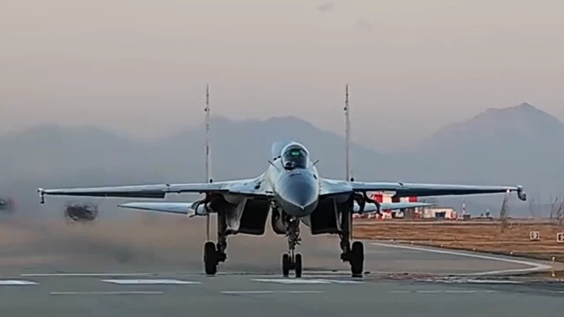 空战对抗！直击歼-15跨昼夜飞行训练