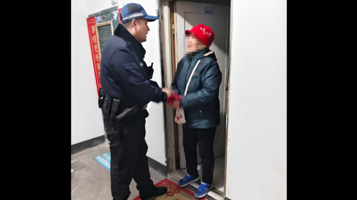 新疆乌鲁木齐市公安局高新区（新市区）分局民警雨雪中护送七旬老人回家