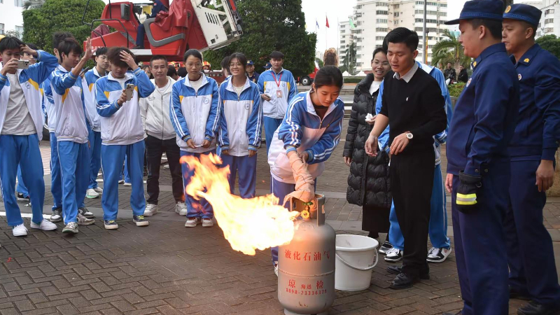 海口龙华消防举办“119”消防宣传月集中宣传活动