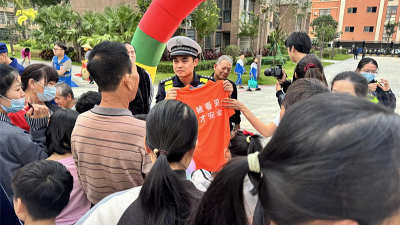 聚焦“一老一小”守护平安出行 海南儋州交警预热122“全国交通安全日”